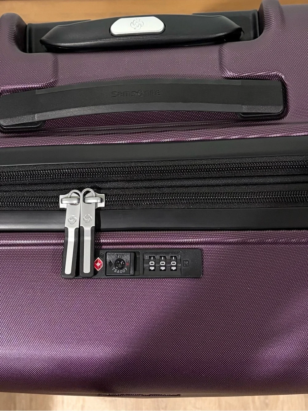 Samsonite pivot 3-Medium size suit case-plum-New No Tags-unisex